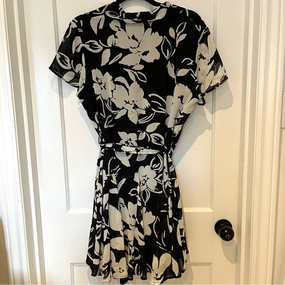 Dynamite Leina Dress - Picture 5 of 11